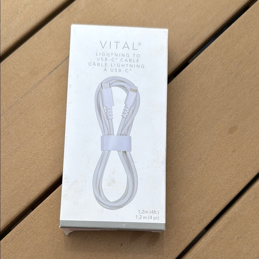 Vital Lightning to USB-C cable. For fast charging and data transfer 4’NEW